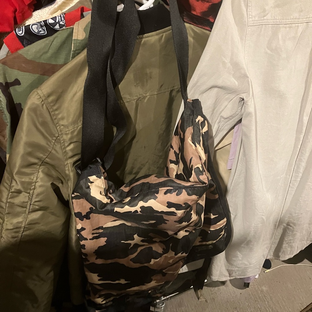 LeSportSac designer brand camo expandable cross body shoulder bag courier purse - Picture 4 of 13